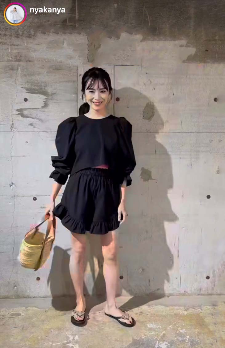 Mama blogger's Spring OOTD Kana in Black dress with flats