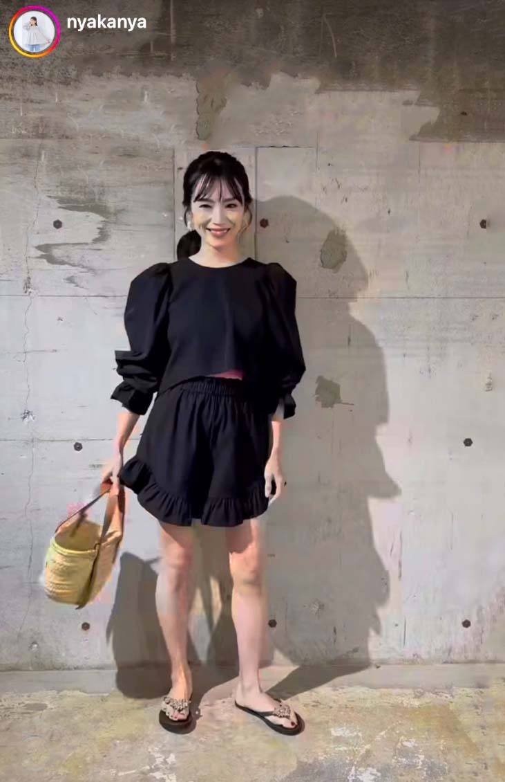 Mama blogger's Spring OOTD　Kana in Black dress  with flats