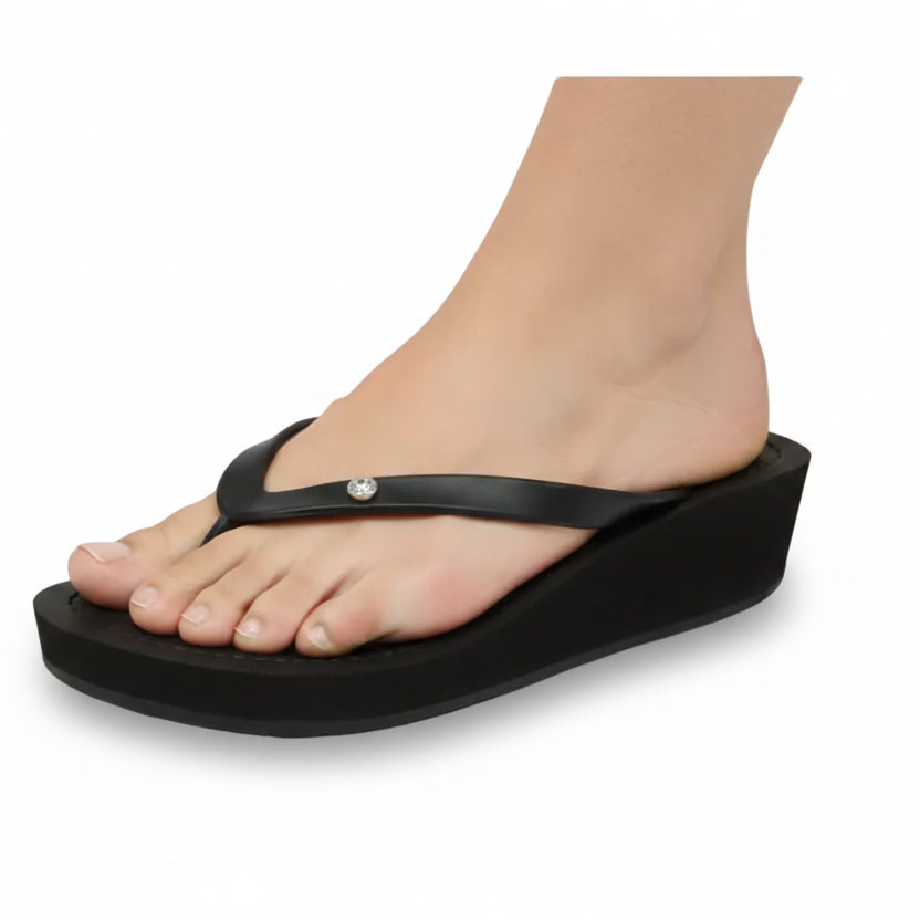 1 サークルスタッド スモール - クリスタルラインストーンチャーム ミッドウェッジフリップフロップサンダル レディース