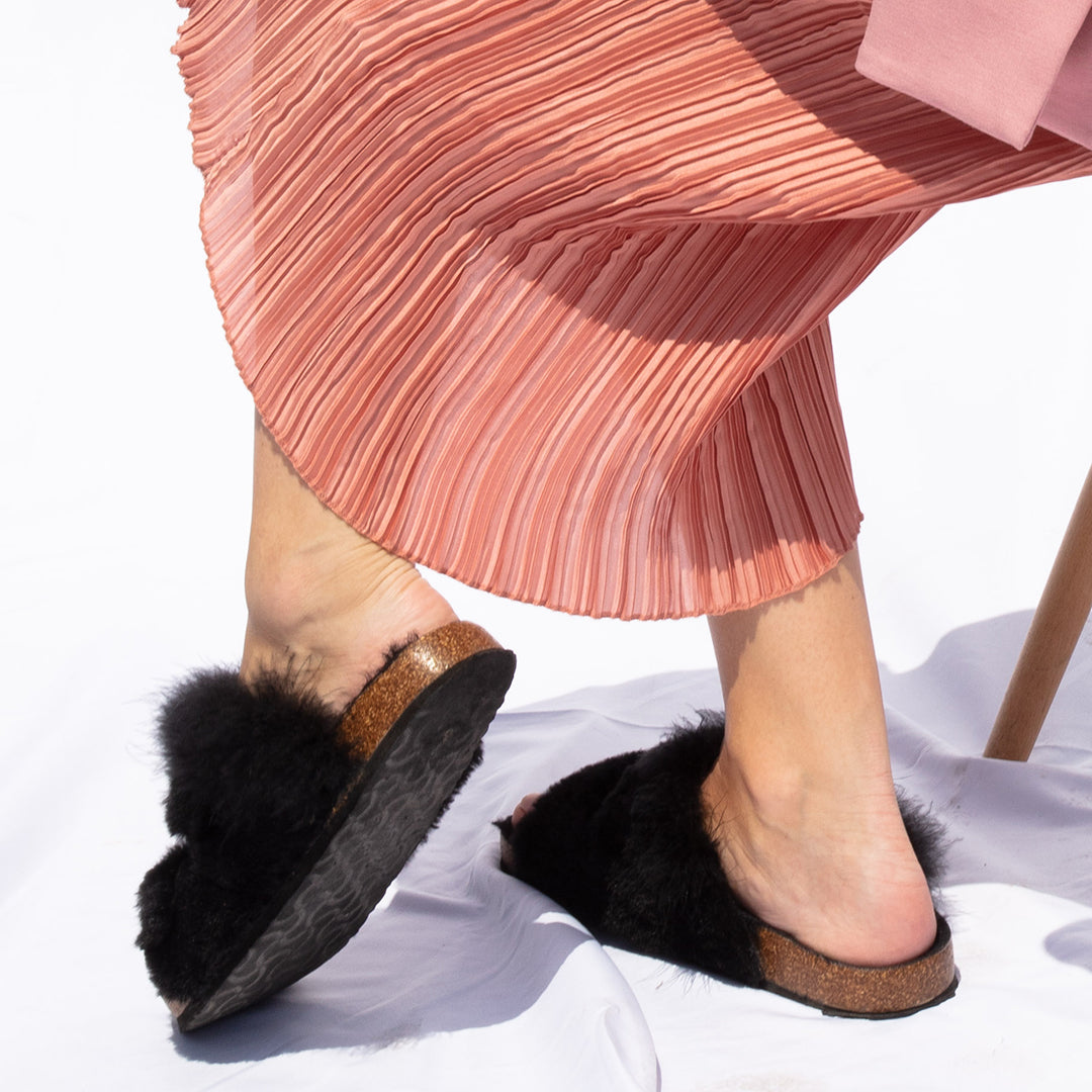 dækning Vandt fattige Shearling Fur Slide with Feather - Black Flat Women's Sandals